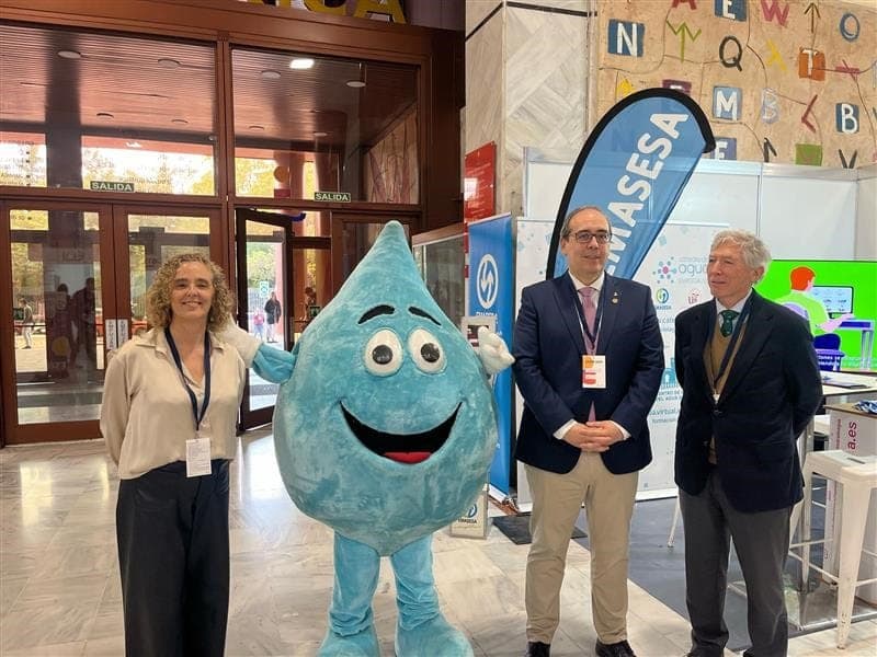 El stand de la Cátedra del Agua en el encuentro sobre Ingeniería y Empleo (ESIEM) fue visitado, además de por estudiantes, por el Director y Subdirector de Relaciones con Empresas y Prácticas de la ETSI