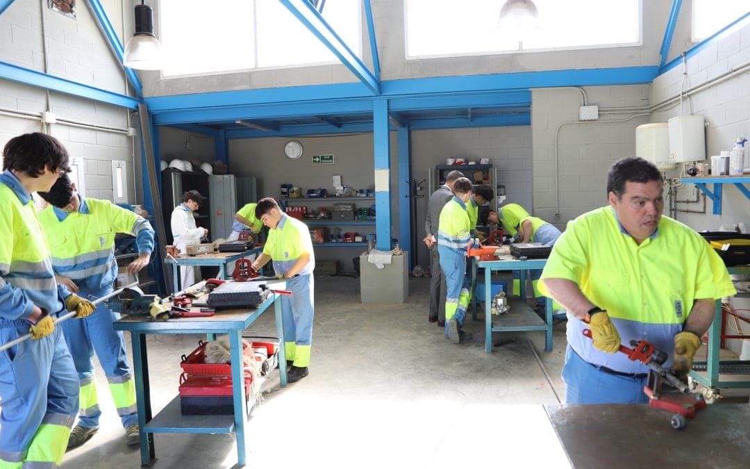 EMASESA inicia la sexta edición de las prácticas de FP Dual de redes y estaciones de tratamiento de agua con el alumnado del IES Heliópolis